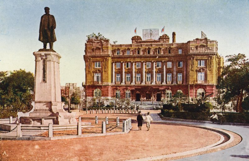 Manchuria: Hotel Yamato, A Estátua do General Oshima em Dairen (foto a cores) de Photographer Japanese