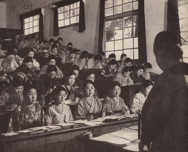 Jovens japonesas em seu último ano na Universidade Feminina de Tóquio (foto a p/b) de Photographer Japanese