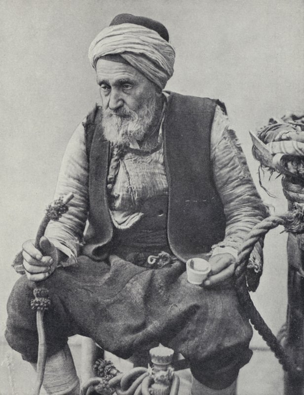 Camponês fumando um hookah, Izmir, Turquia (foto a p/b) de Photographer Turkish