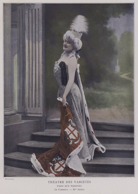 Jeanne Saulier, atriz francesa, como Commerce (foto colorida) de Reutlinger Studio