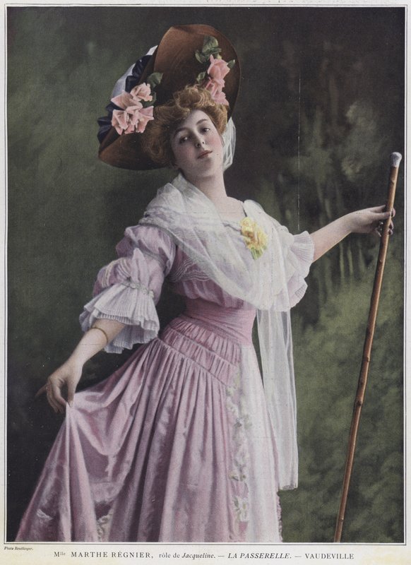 Marthe Regnier como Jacqueline na passarela (foto colorida) de Reutlinger Studio