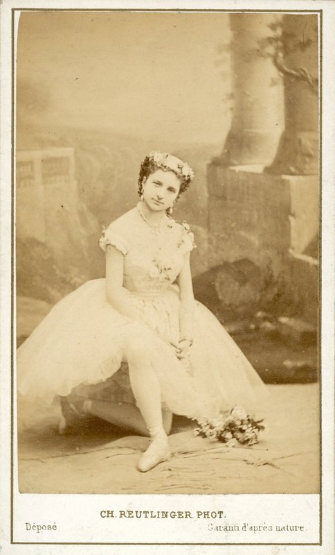 Angelina Fioretti, bailarina italiana da Ópera de Paris (foto a p/b) de Reutlinger Studio (after)