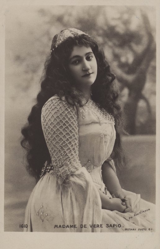 Clementine de Vere Sapio, soprano ópera franco-americana. de Reutlinger Studio