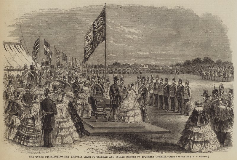 A rainha que distribui a Victoria Cross aos heróis da Criméia e da Índia no Southsea Common de Richard Ubsdell