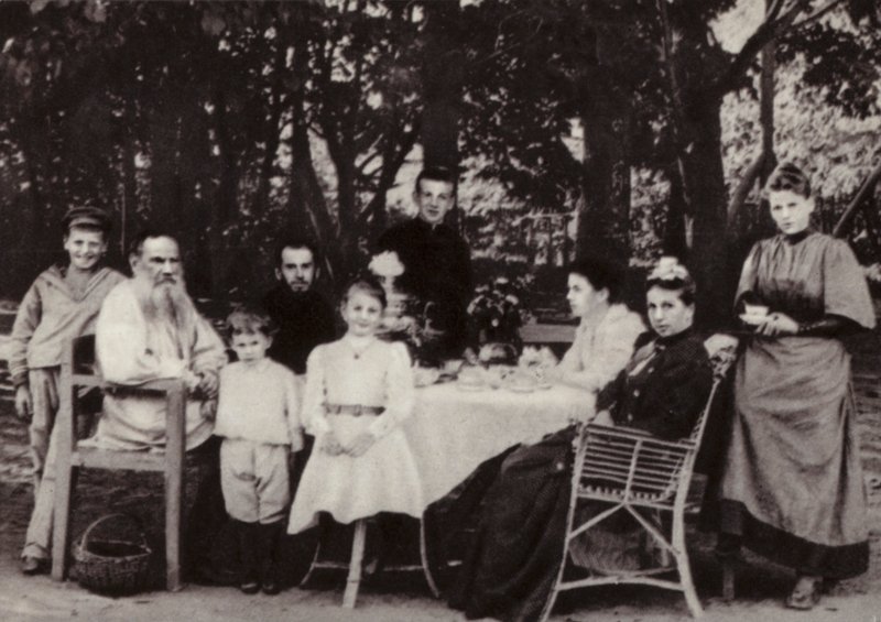 LN Tolstoi com sua família na mesa de chá do parque, Yasnaya Poliana, 1892 de Russian Photographer