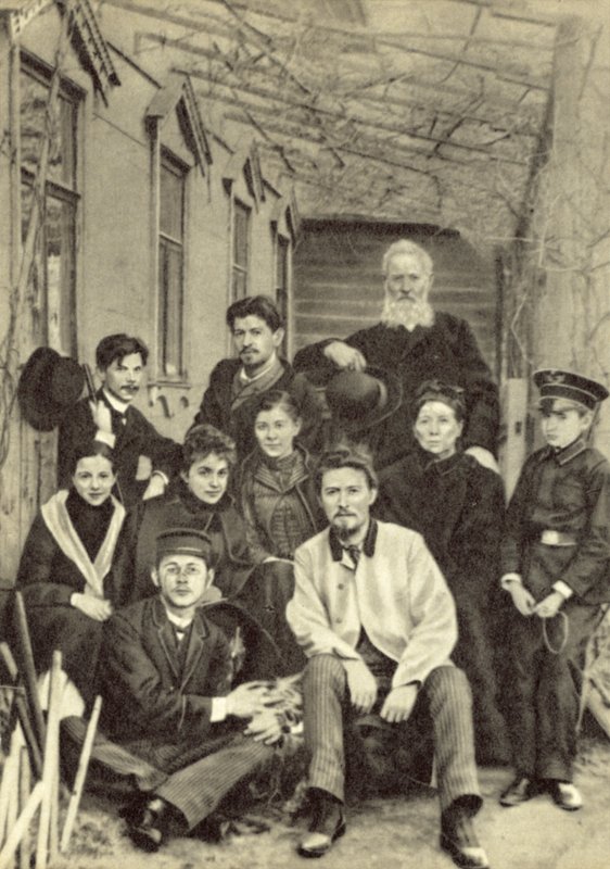 Anton Chekhov com familiares e amigos no pátio de sua casa na Rua Sadovaya-Kudrinskaya, Moscou, Primavera de 1890 (foto a p/b) de Russian Photographer