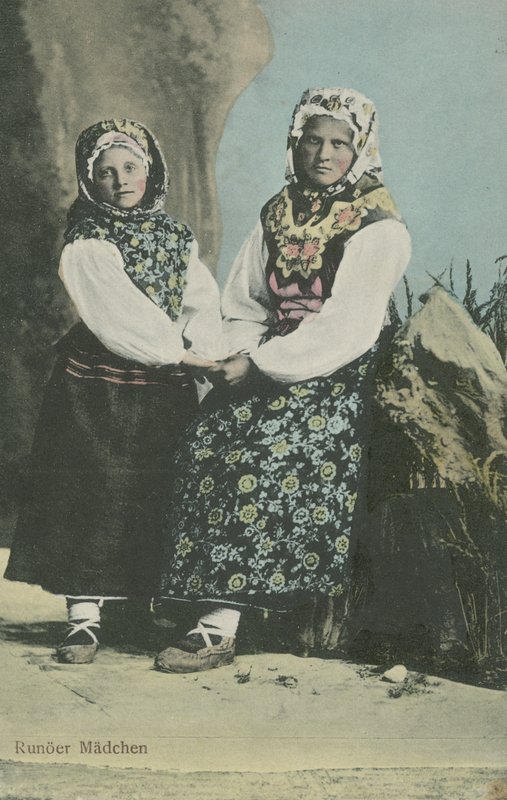 Meninas, em, letão, tradicional, traje de Russian Photographer