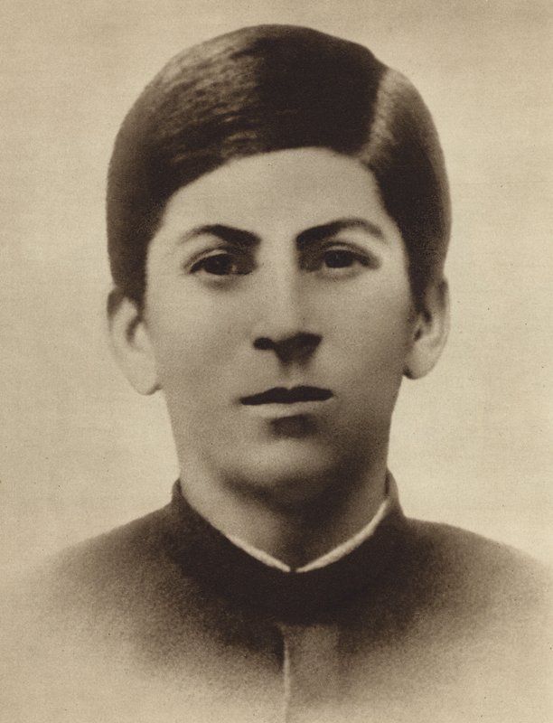 Joseph Stalin na época de sua graduação da escola de divindade Gori, Geórgia, 1894 de Russian Photographer