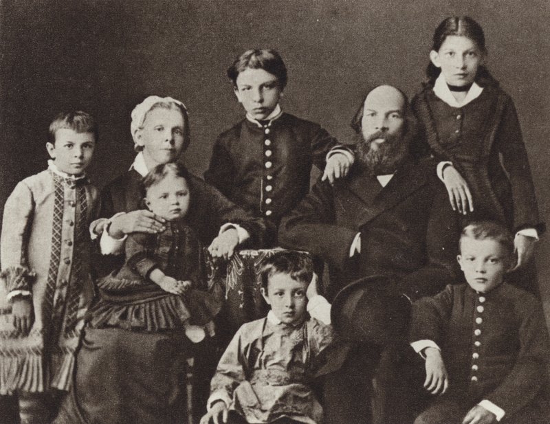 Lenin entre sua família, Simbirsk, 1879 de Russian Photographer