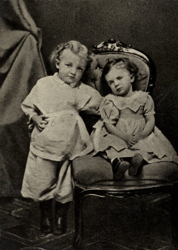 Lenine aos quatro anos de idade e sua irmã Olga, Simbirsk de Russian Photographer
