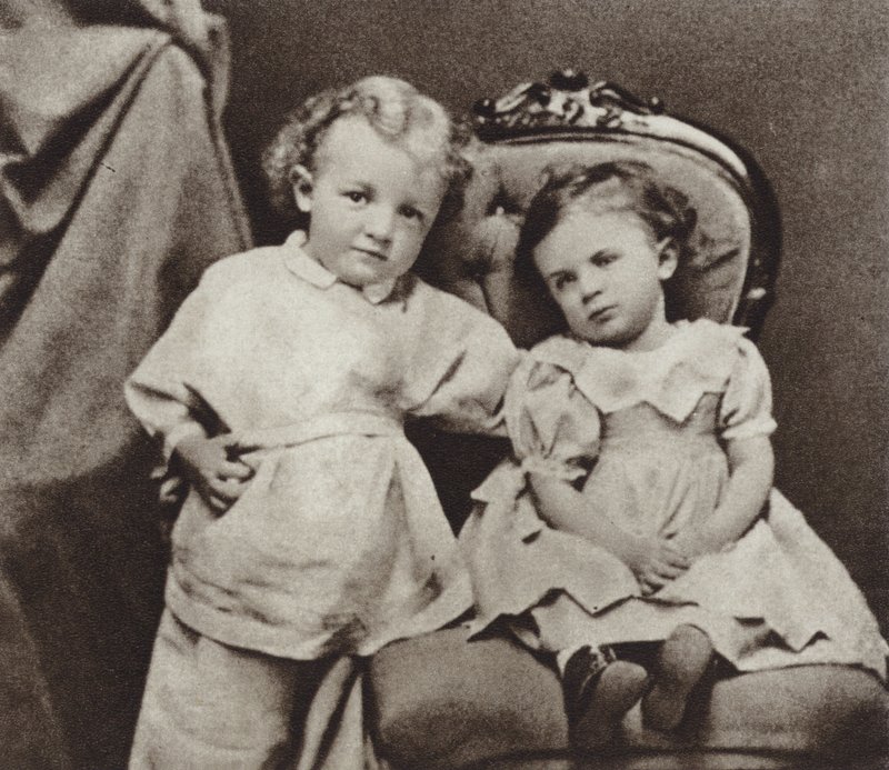 Lenin aos quatro anos de idade e sua irmã Olga, Simbirsk, 1874 de Russian Photographer