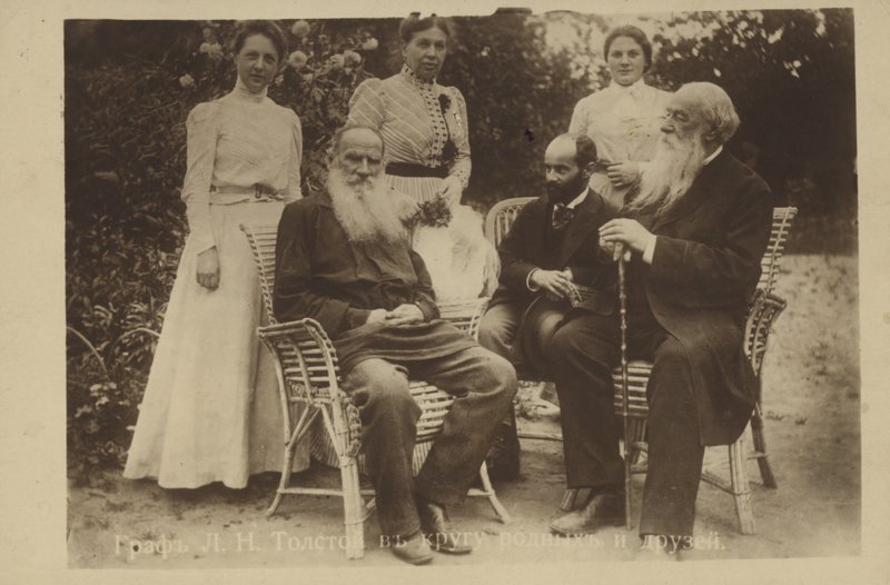 Leo Tolstoy com a família e amigos de Russian Photographer