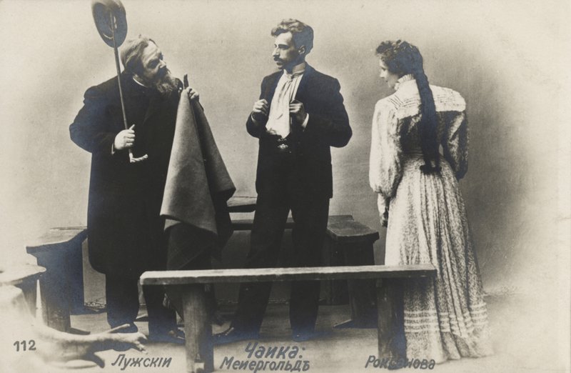 Ator russo Vsevolod Meyerhold (centro) no papel de Treplev na produção de Anton Thékhovs de Moscou Art Theatres The Seagull, 1898 de Russian Photographer