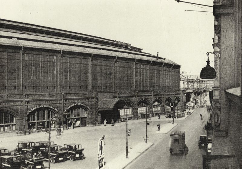 Berlim: Estação Friedrichstrasse; Estação Friedrichstrasse (foto a p/b) de Sasha Stone