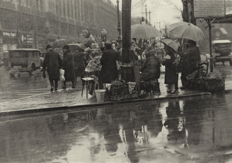 Berlim: Flower Sellers on the Potsdamer Platz; Blumenfrauen am Potsdamer Platz (foto a p/b) de Sasha Stone