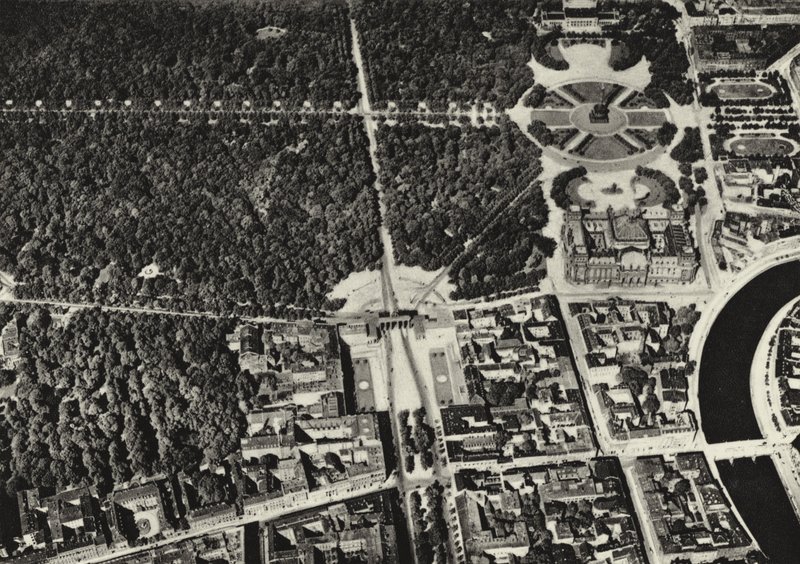 Berlim: Porta de Brandenburg, vista aérea; Porta de Brandenburg vista de um avião (foto a p/b) de Sasha Stone