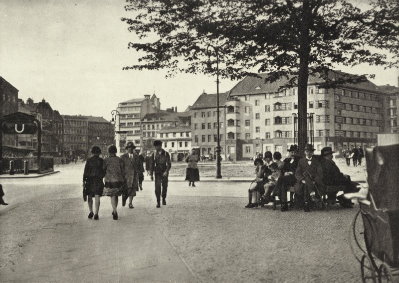 Berlim: Praça Bulow (foto a p/b) de Sasha Stone
