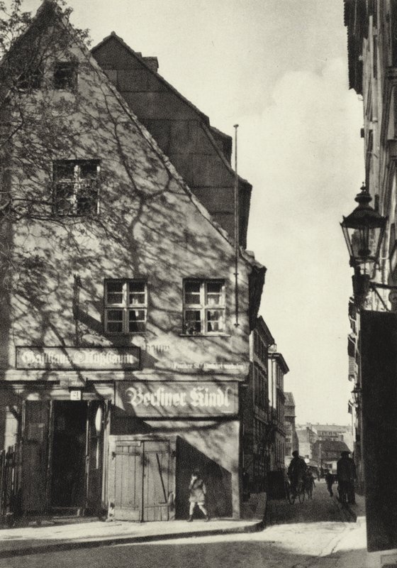 Berlim: "A árvore da noz" (foto a p/b) de Sasha Stone