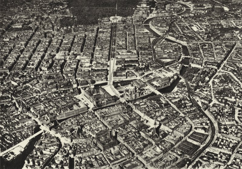 Berlim: Fliegeraufnahme des alten Kernes; A cidade vista de um avião (foto a p/b) de Sasha Stone