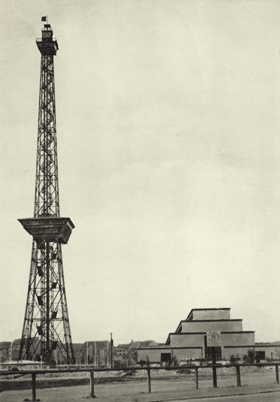 Berlim: Radio Tower e Radio Hall; Estação de Radiodifusão (foto a p/b) de Sasha Stone