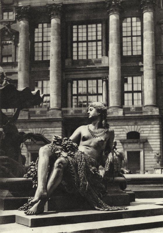Berlim: Partie vom Schlossbrunnen; Detalhe da Fonte do Castelo R (foto a p/b) de Sasha Stone