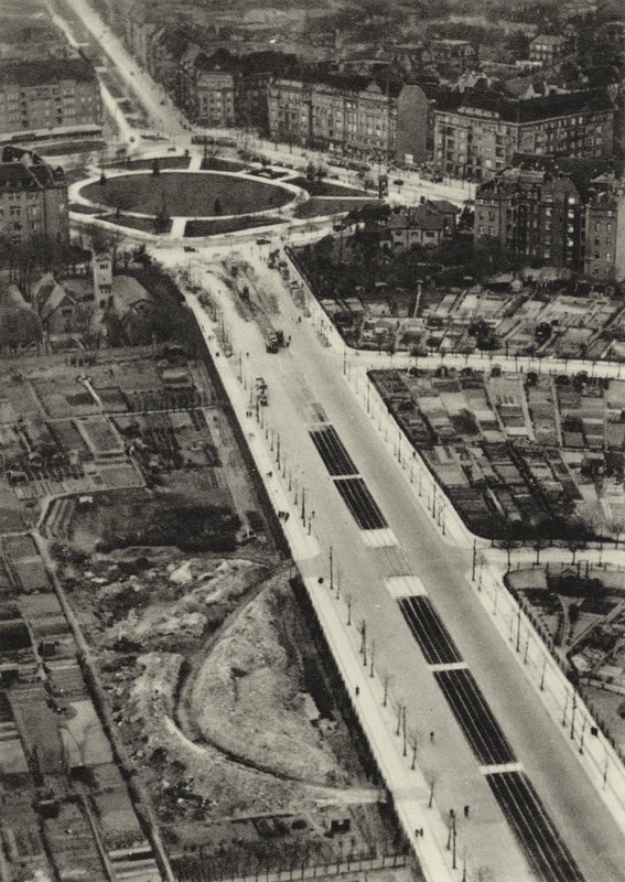 Berlim: Reichsstrasse, Reichskanzlerplatz (foto a p/b) de Sasha Stone