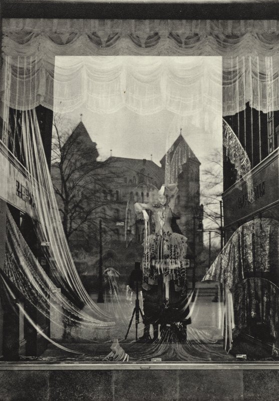 Berlim: Vitrine Michels; Vitrine (foto a p/b) de Sasha Stone