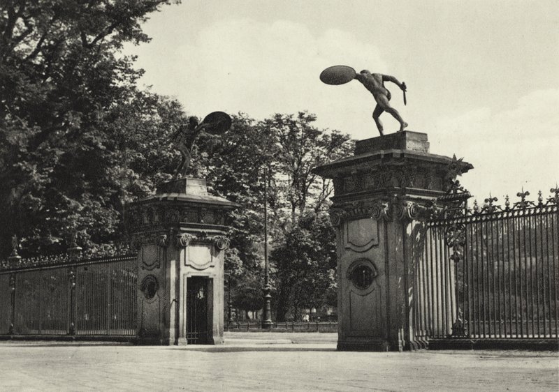 Berlim: Palácio Charlottenburg, Entrada; Palácio Charlottenburg, Entrada (foto a p/b) de Sasha Stone