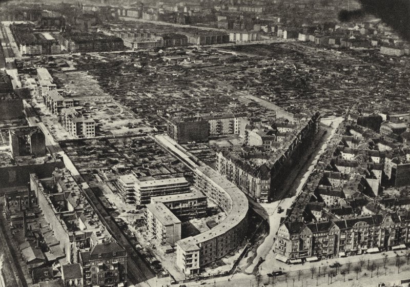 Berlim: Schonlankerstrasse, edifícios residenciais; Dwelling Houses (foto a p/b) de Sasha Stone