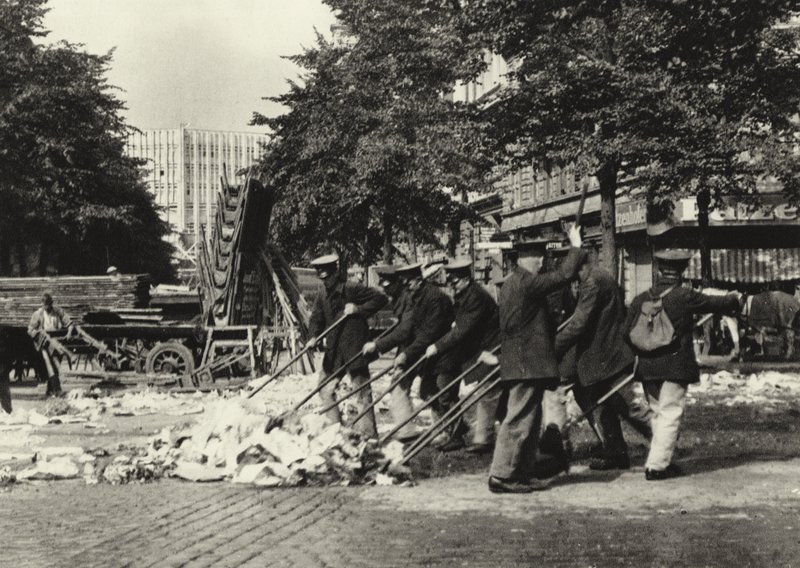 Berlim: Varredores de Rua na Wittenberg Platz; Varredores de Rua na Wittenberg Platz (foto a p/b) de Sasha Stone