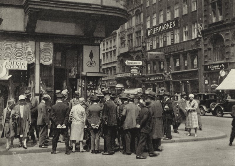 Berlim: Strassenhandler; Comerciante de rua (foto a p/b) de Sasha Stone