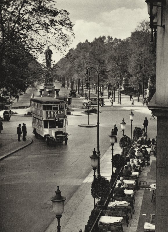 Berlim: Tiergarten; Kemper-Platz (foto a p/b) de Sasha Stone