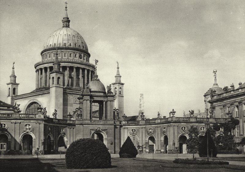 Potsdam, Palácio da Cidade, Vista da Igreja de São Nicolau; Palácio da Cidade, Vista de São Nicolau (foto a p/b) de Sasha Stone