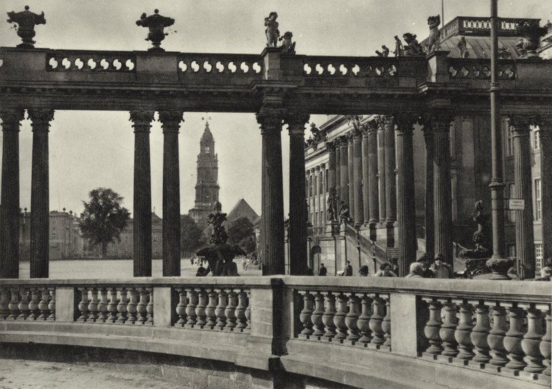 Potsdam, Stadtschloss, Kolonnaden an der Havel; Palácio da Cidade, Colonnades on the Havel (foto a p/b) de Sasha Stone
