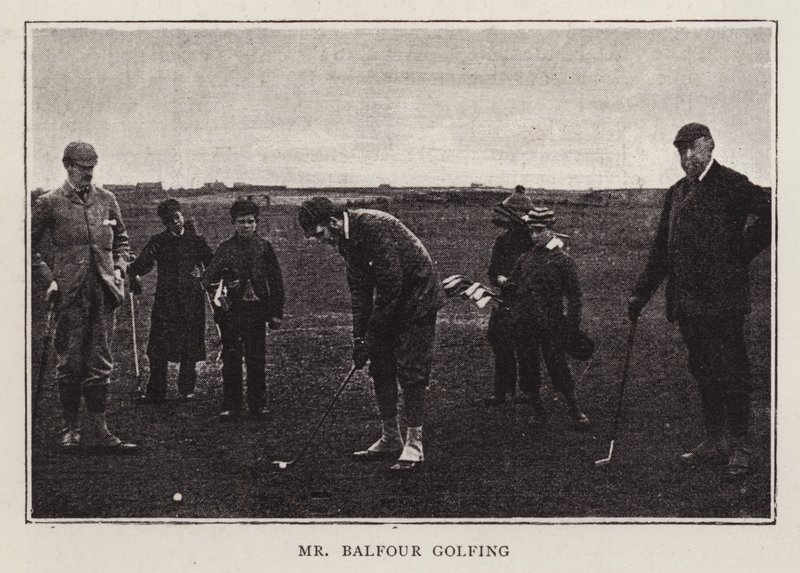 Arthur Balfour, político conservador britânico, jogando golfe (foto a p/b) de Scottish Photographer