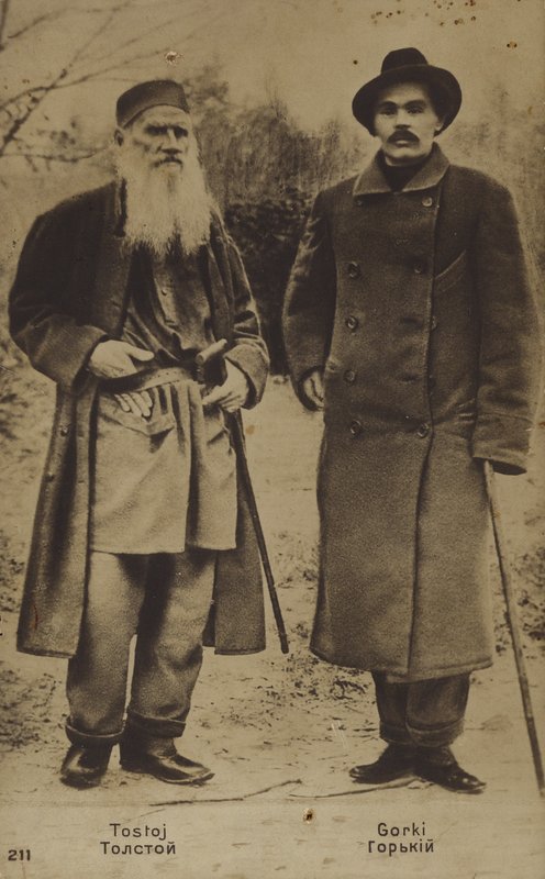 Os autores russos Leo Tolstoy e Maxim Gorky, 1900 de Sophia Andreevna Tolstaya
