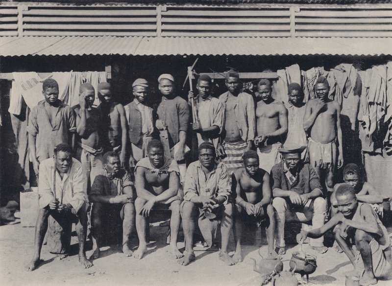 Um Grupo no Composto (foto a p/b) de South African Photographer