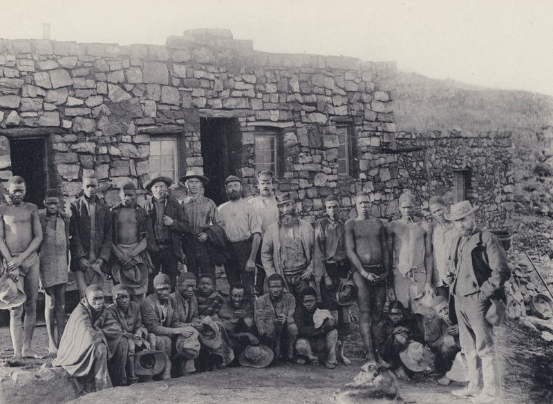 Um Grupo Mineiro (foto a p/b) de South African Photographer