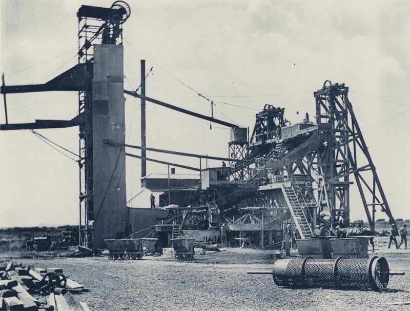 Uma Máquina de Lavar, De Beers (foto a p/b) de South African Photographer