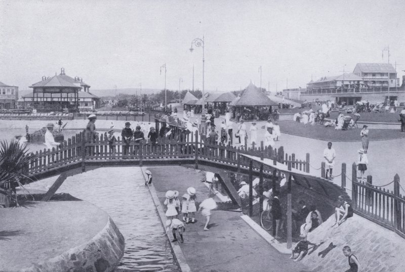 Ponte sobre o lago infantil, Ocean Beach, Durban (foto a p/b) de South African Photographer