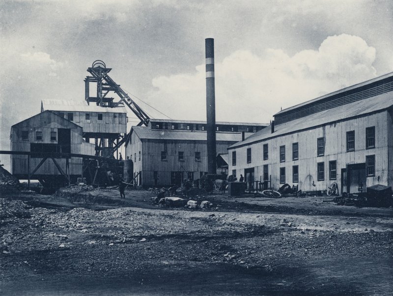 Equipamento de cabeça, etc, Langlaagte Royal Gold Mining Company (foto a p/b) de South African Photographer