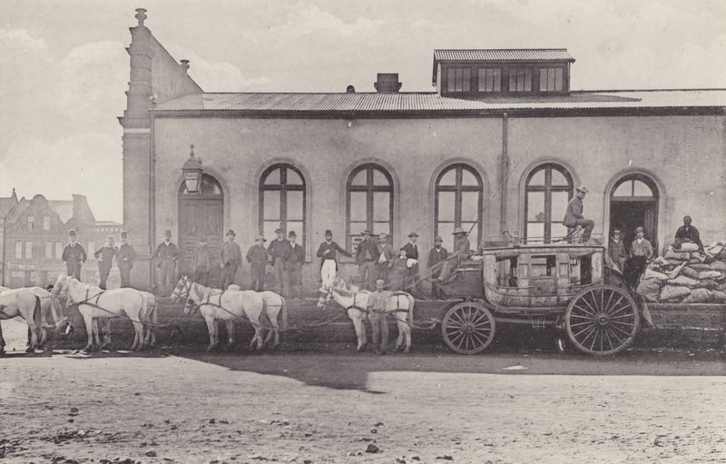 Vistas Históricas, o Último Técnico com Correio Inglês e Correios Antigos (foto a p/b) de South African Photographer