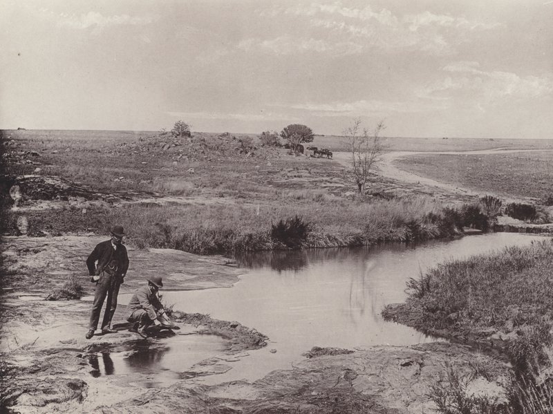 Panning Ore para descobrir o Ouro (foto a p/b) de South African Photographer