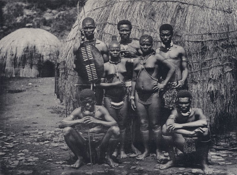 O Nativo em Casa (foto a p/b) de South African Photographer