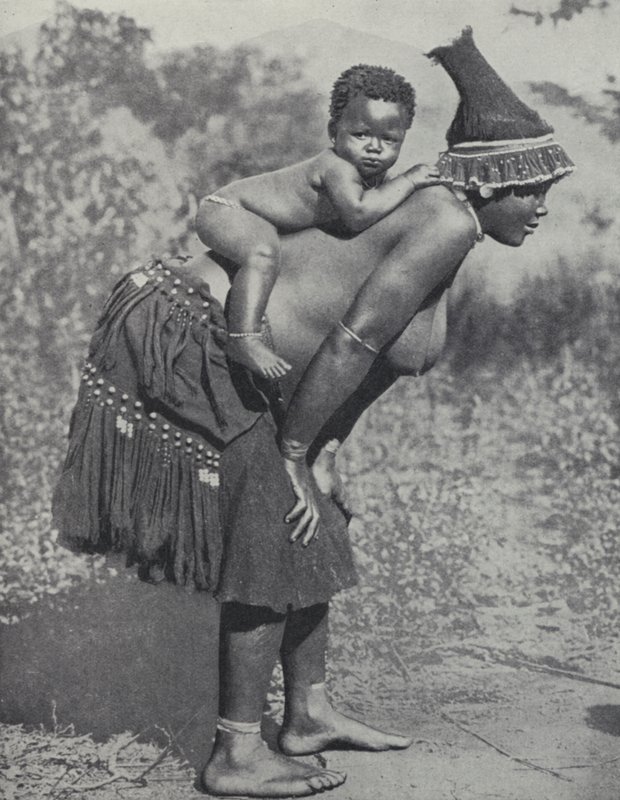 Mulher carregando seu bebê nas costas, África do Sul (foto a p/b) de South African Photographer