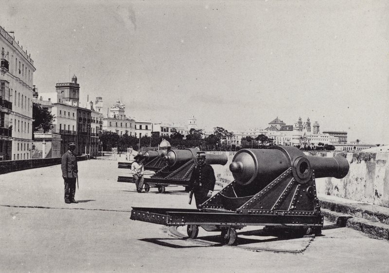 Cadiz: Bateria de San Carlos (b/w photo) de Spanish Photographer