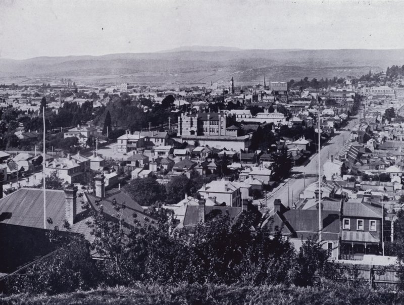 Launceston: Vista da Rua Upper Brisbane, com vista para as Ruas Brisbane e Paterson, Escola Secundária Estadual no centro (foto a p/b) de Stephen Spurling