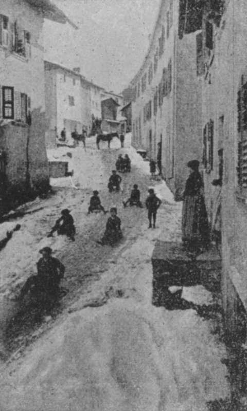 Rua em Liddes no inverno, Route du Grand Saint-Bernard (foto a p/b) de Swiss Photographer
