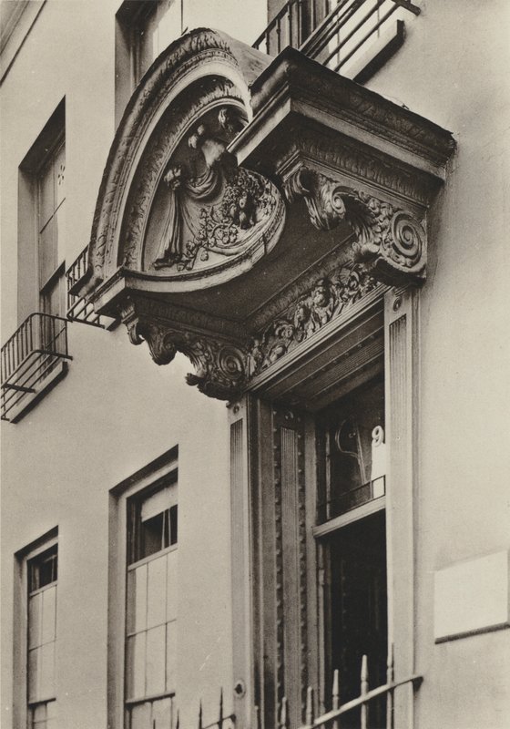 Doorway, 9, Grosvenor Road, Londres (foto a p/b) de William Galsworthy Davie