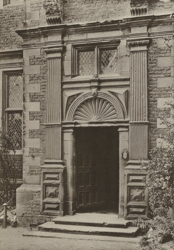 Doorway, Aston Hall, Warwickshire (foto p/b) de William Galsworthy Davie